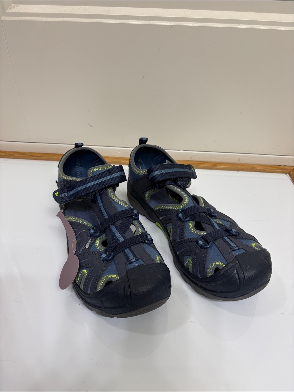 NWT Merrell Youth Navy Closed-Toe Athletic‎ Sandals